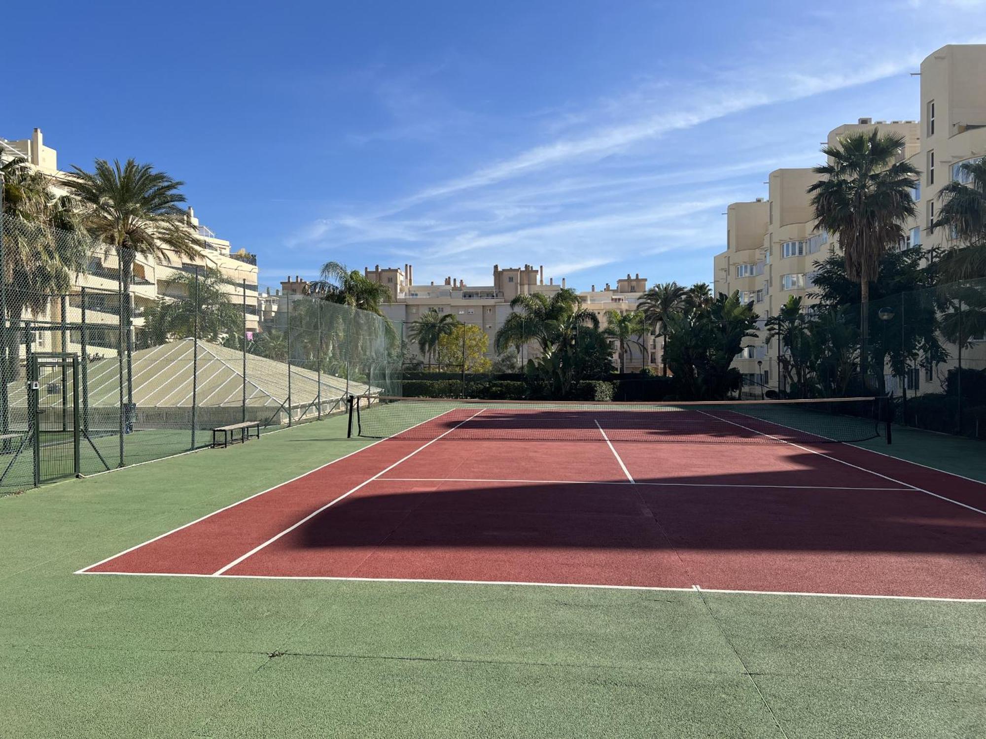 With Pool, Tennis & Gym By Homing Appartement Torremolinos